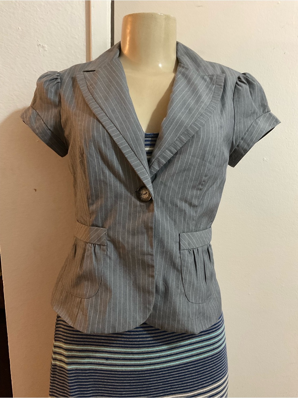 B-Wear women’s y2k 2000s Gray Pinstripe Short-Sleeve Blazer Jacket size S